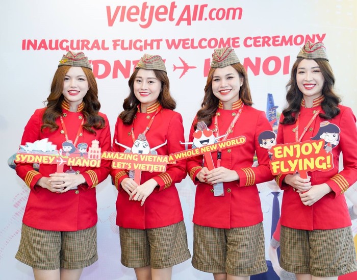 Các tiếp viên hàng không Vietjet xinh đẹp, rạng rỡ chào đón hành khách trên đường bay mới Sydney - Hà Nội. A11.jpg