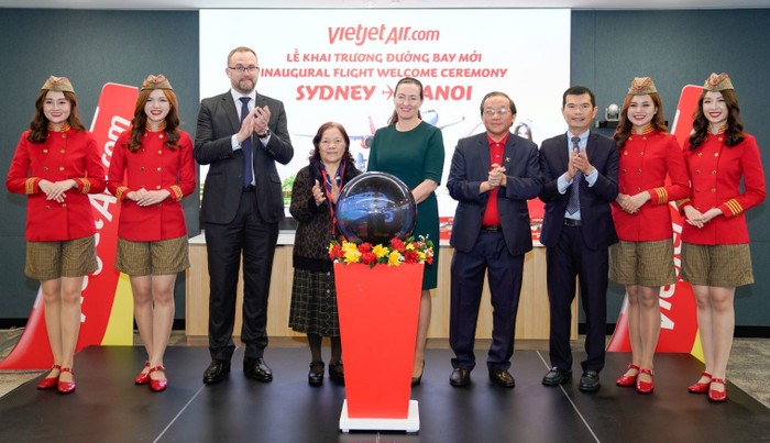 Các đại biểu, khách mời chúc mừng khai trương đường bay Sydney - Hà Nội của Vietjet. A3-7.jpg