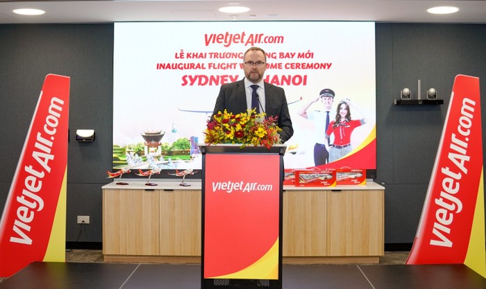 Ông Greg Botham - Giám đốc phụ trách chiến lược tập đoàn và phát triển hàng không Sân bay Sydney chúc mừng đường bay thẳng từ Hà Nội đến Sydney A6-5.jpg