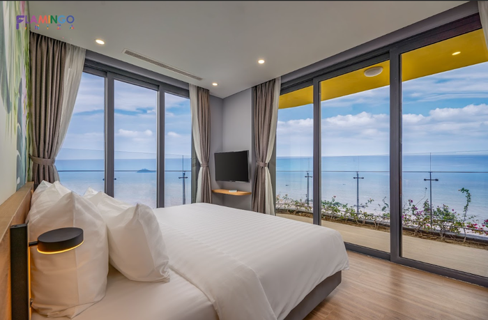Một góc phòng ngủ “bốn bề view biển” tại căn hộ Ibiza Party Resort. 1.png