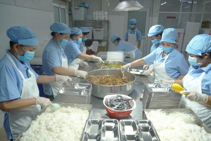 Công tác chuẩn bị bữa trưa cho học sinh tại Thủy Mộc Food. 3.jpg