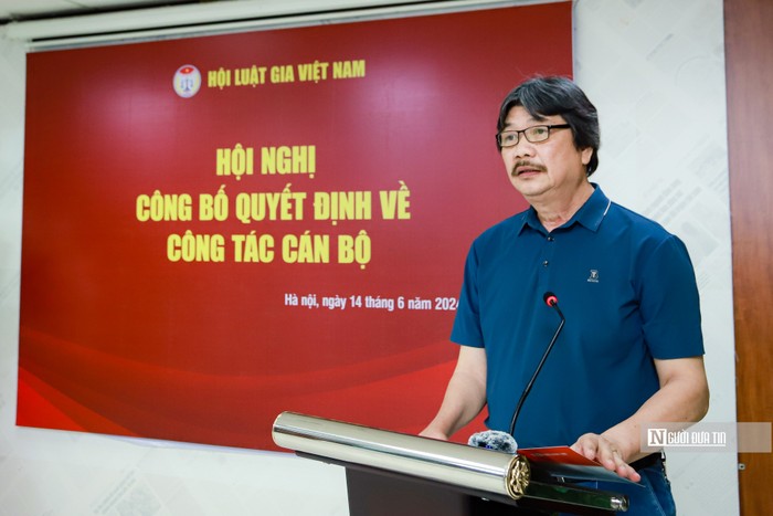 Ông Lương Mai Sao – Ủy viên Đảng đoàn, Ủy viên Ban Thường vụ, Trưởng Ban Tổ chức cán bộ Hội Luật gia Việt Nam đọc quyết định bổ nhiệm (Ảnh: Hữu Thắng). Ông Lương Mai Sao – Ủy viên Đảng đoàn, Ủy viên Ban Thường vụ, Trưởng Ban Tổ chức cán bộ Hội Luật gia Việt Nam đọc quyết định bổ nhiệm (Ảnh: Hữu Thắng).