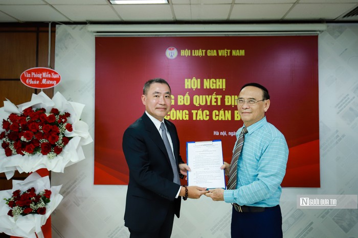 Tiến sĩ Nguyễn Văn Quyền trao quyết định bổ nhiệm Tổng biên tập Tạp chí Đời sống và Pháp luật cho ông Phạm Quốc Huy. (Ảnh: Hữu Thắng). Tiến sĩ Nguyễn Văn Quyền trao quyết định bổ nhiệm Tổng biên tập Tạp chí Đời sống và Pháp luật cho ông Phạm Quốc Huy. (Ảnh: Hữu Thắng).