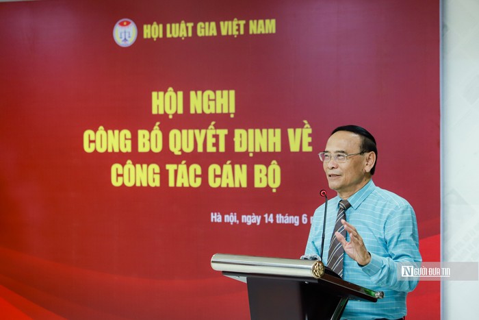 Tiến sĩ Nguyễn Văn Quyền - Chủ tịch Hội Luật gia Việt Nam phát biểu, giao nhiệm vụ cho tân Tổng biên tập Tạp chí Đời sống và Pháp luật. (Ảnh: Hữu Thắng). Tiến sĩ Nguyễn Văn Quyền - Chủ tịch Hội Luật gia Việt Nam phát biểu, giao nhiệm vụ cho tân Tổng biên tập Tạp chí Đời sống và Pháp luật. (Ảnh: Hữu Thắng).