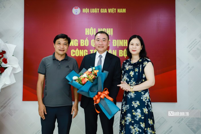 Ban biên tập Tạp chí Đời sống và Pháp luật tặng hoa chúc mừng tân Tổng biên tập Phạm Quốc Huy (Ảnh: Hữu Thắng). Ban biên tập Tạp chí Đời sống và Pháp luật tặng hoa chúc mừng tân Tổng biên tập Phạm Quốc Huy (Ảnh: Hữu Thắng).