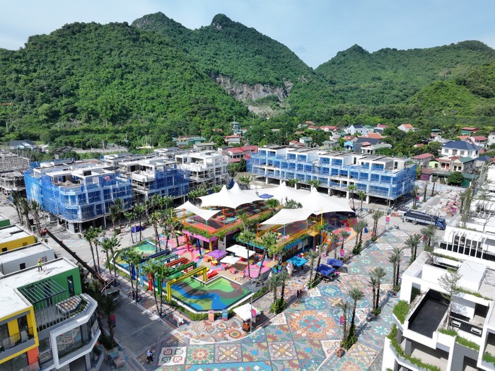 Golden Hill Center sống động thu hút du khách địa phương. Golden Hill Center sống động thu hút du khách địa phương.