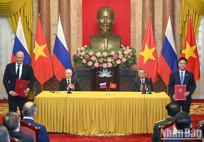 Chủ tịch nước Tô Lâm và Tổng thống Liên bang Nga Vladimir Putin chứng kiến Lễ trao các văn kiện hợp tác Việt Nam-Liên bang Nga. Chủ tịch nước Tô Lâm và Tổng thống Liên bang Nga Vladimir Putin chứng kiến Lễ trao các văn kiện hợp tác Việt Nam-Liên bang Nga.