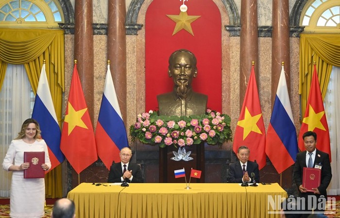 Chủ tịch nước Tô Lâm và Tổng thống Liên bang Nga Vladimir Putin chứng kiến lễ trao Thỏa thuận hợp tác giữa Đại học Quốc gia Hà Nội và Trường Kinh tế cao cấp (HSE). Chủ tịch nước Tô Lâm và Tổng thống Liên bang Nga Vladimir Putin chứng kiến lễ trao Thỏa thuận hợp tác giữa Đại học Quốc gia Hà Nội và Trường Kinh tế cao cấp (HSE).