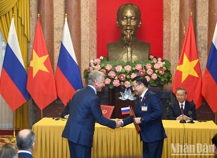 Chủ tịch nước Tô Lâm và Tổng thống Liên bang Nga Vladimir Putin chứng kiến lễ trao Bản ghi nhớ về hợp tác tại Việt Nam giữa Tập đoàn Dầu khí Việt Nam và Công ty cổ phần Novatek. Chủ tịch nước Tô Lâm và Tổng thống Liên bang Nga Vladimir Putin chứng kiến lễ trao Bản ghi nhớ về hợp tác tại Việt Nam giữa Tập đoàn Dầu khí Việt Nam và Công ty cổ phần Novatek.