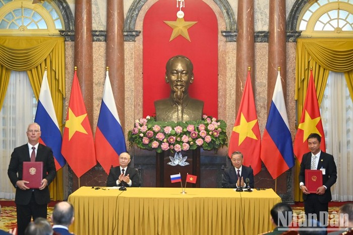 Chủ tịch nước Tô Lâm và Tổng thống Liên bang Nga Vladimir Putin chứng kiến lễ trao Biên bản ghi nhớ giữa Công ty cổ phần Quản lý BVIM và Quỹ Đầu tư trực tiếp Nga (RDIF). Chủ tịch nước Tô Lâm và Tổng thống Liên bang Nga Vladimir Putin chứng kiến lễ trao Biên bản ghi nhớ giữa Công ty cổ phần Quản lý BVIM và Quỹ Đầu tư trực tiếp Nga (RDIF).
