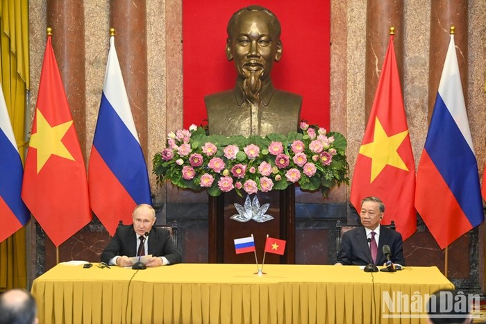 Tiếp sau đó, Chủ tịch nước Tô Lâm và Tổng thống Liên bang Nga Vladimir Putin đã tiến hành họp báo chung với các cơ quan thông tấn, báo chí. Tiếp sau đó, Chủ tịch nước Tô Lâm và Tổng thống Liên bang Nga Vladimir Putin đã tiến hành họp báo chung với các cơ quan thông tấn, báo chí.