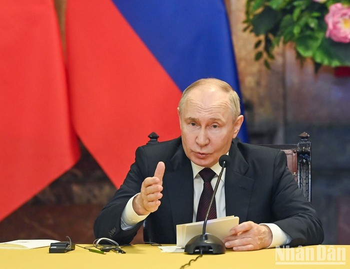 Tổng thống Liên bang Nga Vladimir Putin phát biểu tại buổi họp báo chung. Tổng thống Liên bang Nga Vladimir Putin phát biểu tại buổi họp báo chung.