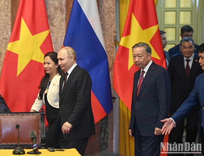 Chủ tịch nước Tô Lâm và Tổng thống Liên bang Nga Vladimir Putin tới dự Lễ trao các văn kiện hợp tác Việt Nam-Liên bang Nga. Chủ tịch nước Tô Lâm và Tổng thống Liên bang Nga Vladimir Putin tới dự Lễ trao các văn kiện hợp tác Việt Nam-Liên bang Nga.