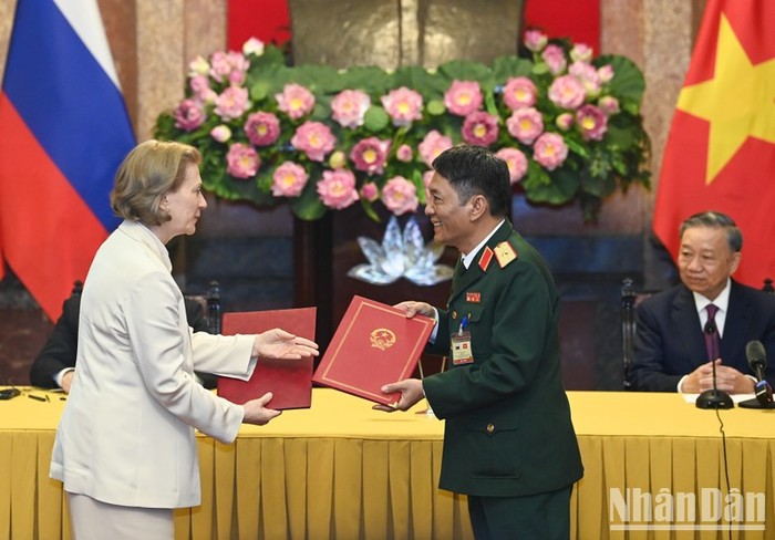Chủ tịch nước Tô Lâm và Tổng thống Liên bang Nga Vladimir Putin chứng kiến lễ trao Bản ghi nhớ giữa Trung tâm Nghiên cứu khoa học và công nghệ nhiệt đới hỗn hợp Việt-Nga và Cơ quan Liên bang Nga về Giám sát, bảo vệ quyền lợi người tiêu dùng và an sinh con người về hợp tác phát triển cơ sở hạ tầng phòng thí nghiệm để phòng, chống dịch bệnh. Chủ tịch nước Tô Lâm và Tổng thống Liên bang Nga Vladimir Putin chứng kiến lễ trao Bản ghi nhớ giữa Trung tâm Nghiên cứu khoa học và công nghệ nhiệt đới hỗn hợp Việt-Nga và Cơ quan Liên bang Nga về Giám sát, bảo vệ quyền lợi người tiêu dùng và an sinh con người về hợp tác phát triển cơ sở hạ tầng phòng thí nghiệm để phòng, chống dịch bệnh.
