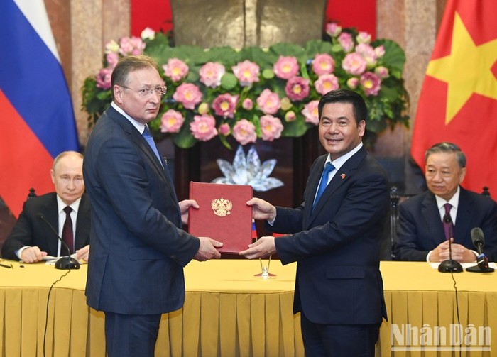 Chủ tịch nước Tô Lâm và Tổng thống Liên bang Nga Vladimir Putin chứng kiến lễ trao Giấy chứng nhận đăng ký đầu tư điều chỉnh lô 11-2 cho Tập đoàn Zarubezhneft. Chủ tịch nước Tô Lâm và Tổng thống Liên bang Nga Vladimir Putin chứng kiến lễ trao Giấy chứng nhận đăng ký đầu tư điều chỉnh lô 11-2 cho Tập đoàn Zarubezhneft.