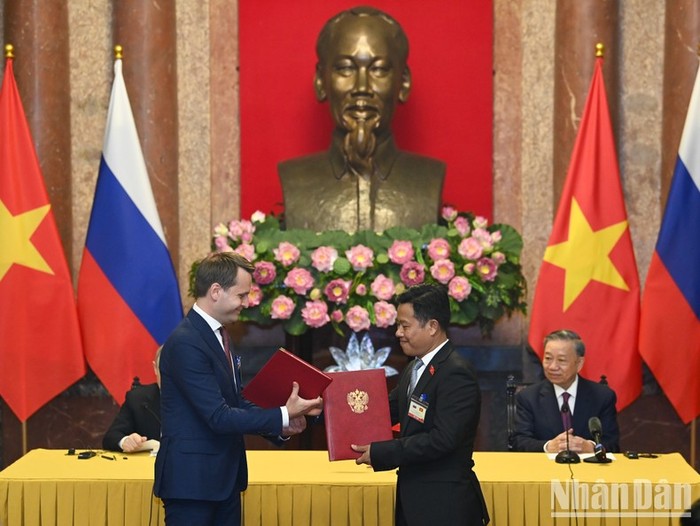 Chủ tịch nước Tô Lâm và Tổng thống Liên bang Nga Vladimir Putin chứng kiến lễ trao Thỏa thuận hợp tác giữa Đại học Quốc gia Hà Nội và Đại học Tổng hợp liên bang Viễn Đông (FEFU). Chủ tịch nước Tô Lâm và Tổng thống Liên bang Nga Vladimir Putin chứng kiến lễ trao Thỏa thuận hợp tác giữa Đại học Quốc gia Hà Nội và Đại học Tổng hợp liên bang Viễn Đông (FEFU).
