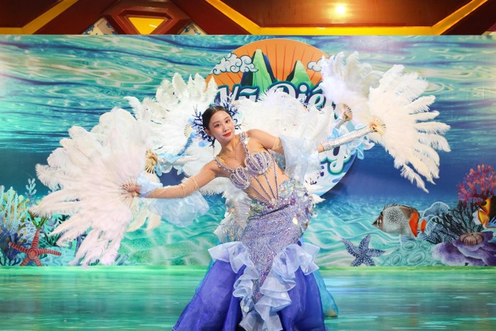 Show diễn “Vũ điệu Hạ Long” gây sốt tại khu vực Đồi Mặt trời. Show diễn “Vũ điệu Hạ Long” gây sốt tại khu vực Đồi Mặt trời.
