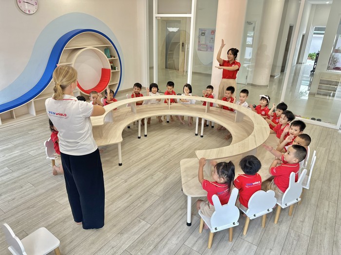 Chương trình học tiêu chuẩn phù hợp cho trẻ từ 06 tháng tuổi. hình 2 - lớp học.jpg