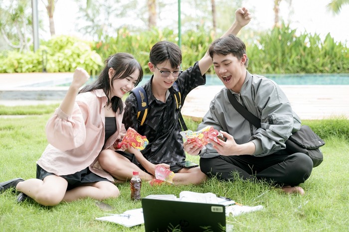 Không chỉ giúp thanh lọc cơ thể để bản thân tươi mát mỗi ngày trước tiệc tùng hay thời tiết nắng nóng kỷ lục mùa hè năm nay, người tiêu dùng còn dễ dàng trúng 9 miếng vàng SJC cùng hàng loạt các giải thưởng giá trị khác khi uống Trà Thanh Nhiệt Dr Thanh trong 2 tháng tới. 1 (3).jpg