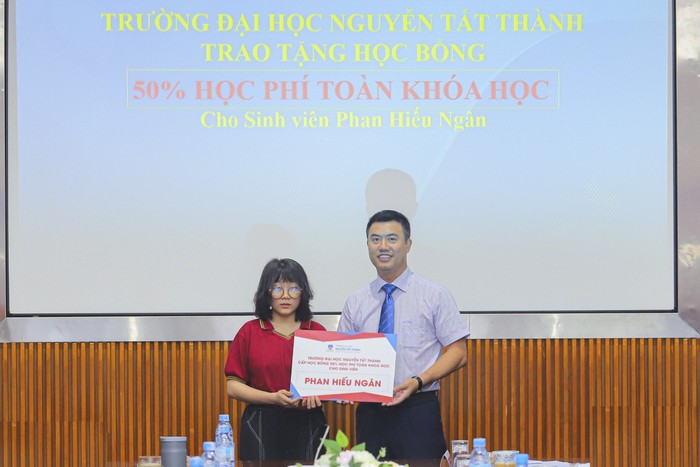 Trường Đại học Nguyễn Tất Thành đặc cách trao tặng học bổng 50% học phí toàn khoá cho sinh viên Phan Hiếu Ngân. Hình 2 (2).jpg