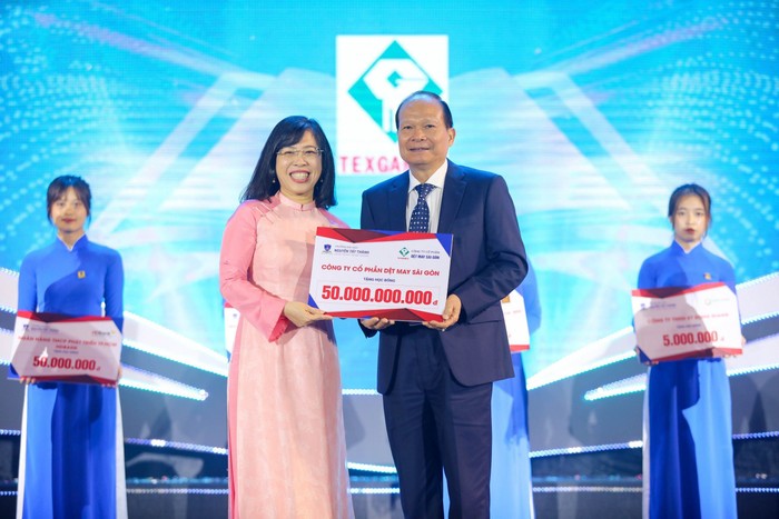 Những suất học bổng là nguồn động viên quý giá từ các doanh nghiệp cho thấy sự đồng hành sát sao của xã hội trong quá trình đào tạo nguồn nhân lực chất lượng cao của Trường Đại học Nguyễn Tất Thành. hÌNH 3 (2).jpg