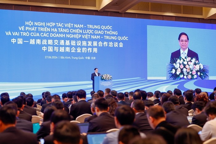 Thủ tướng kêu gọi các tập đoàn, doanh nghiệp lớn (cả nhà nước và tư nhân) của Trung Quốc tham gia đầu tư, đấu thầu, xây dựng các công trình, dự án lớn trong nhiều lĩnh vực khác nhau, đặc biệt là các lĩnh vực đột phá như giao thông, chuyển đổi số, chuyển đổi xanh, năng lượng tái tạo. Ảnh: VGP/Nhật Bắc Thủ tướng kêu gọi các tập đoàn, doanh nghiệp lớn (cả nhà nước và tư nhân) của Trung Quốc tham gia đầu tư, đấu thầu, xây dựng các công trình, dự án lớn trong nhiều lĩnh vực khác nhau, đặc biệt là các lĩnh vực đột phá như giao thông, chuyển đổi số, chuyển đổi xanh, năng lượng tái tạo. Ảnh: VGP/Nhật Bắc