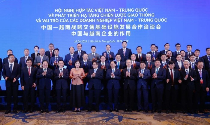 Thủ tướng chụp ảnh lưu niệm với các đại biểu dự hội nghị. Ảnh: VGP/Nhật Bắc Thủ tướng chụp ảnh lưu niệm với các đại biểu dự hội nghị. Ảnh: VGP/Nhật Bắc