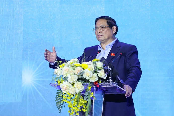 Thủ tướng chỉ rõ các nhiệm vụ, giải pháp chủ yếu thời gian tới với các bộ, ngành, địa phương nói chung và với Hà Nội nói riêng. Ảnh: VGP/Nhật Bắc anh 5.jpg