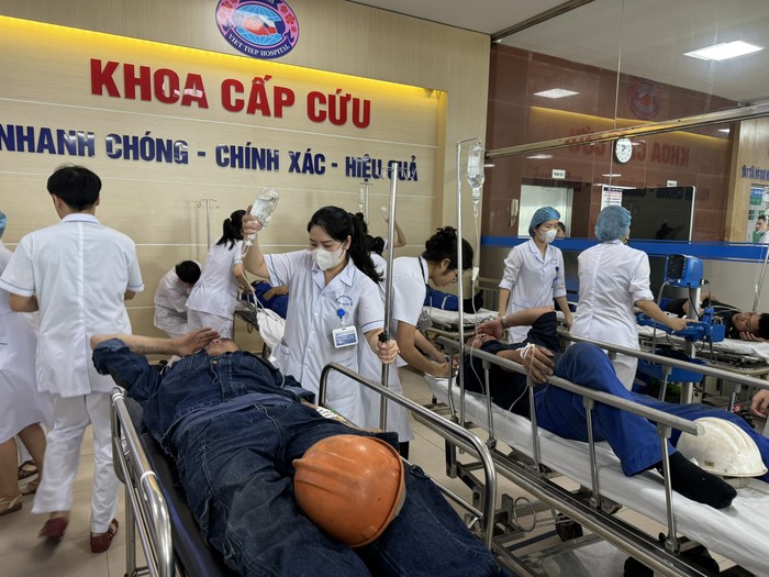 Công nhân đóng tàu nhập viện sau bữa ăn trưa. Ảnh: Suckhoedoisong.vn cong-nhan-nha-may-dong-tau-song-cam-nhap-vien-nghi-ngo-doc-thuc-pham-1719492467576999682274.jpg