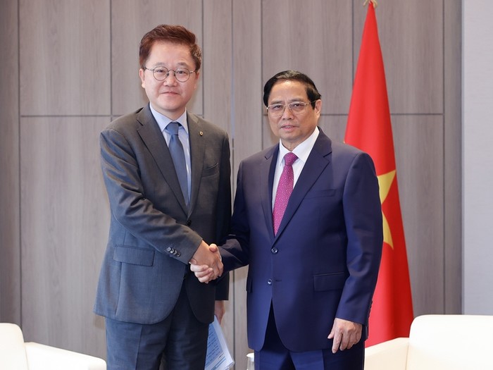 Thủ tướng tiếp ông Kang Seoghoon, Chủ tịch kiêm Giám đốc điều hành Ngân hàng KDB. Ảnh: VGP/Nhật Bắc 13.jpg