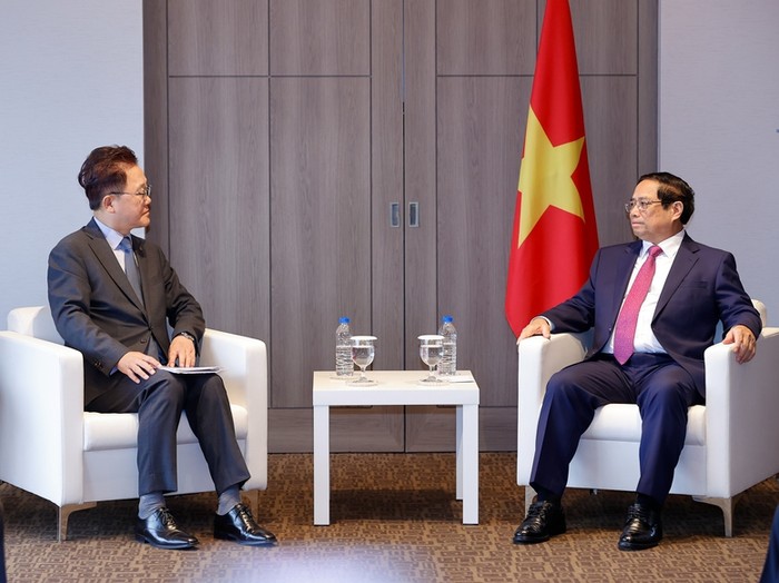 Thủ tướng đánh giá cao đóng góp tích cực, hiệu quả của KDB trong phát triển lĩnh vực tài chính, ngân hàng tại Việt Nam. Ảnh: VGP/Nhật Bắc 14.jpg