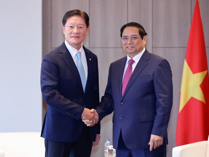 Thủ tướng tiếp ông Huh Yoon Hong, Chủ tịch và ông Huh Myung-soo, Cố vấn cấp cao tập đoàn GS Engineering & Construction Corp. Ảnh: VGP/Nhật Bắc 9.jpg