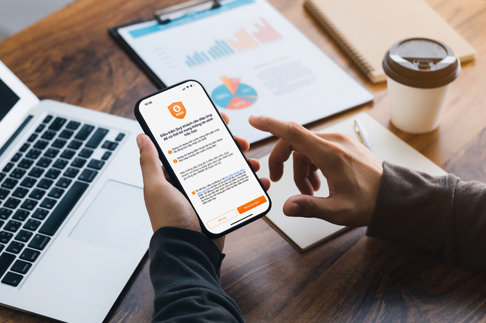 Khách hàng có thể chủ động tự cập nhật dữ liệu qua SHB Mobile/SHB SAHA. Ảnh minh họa 2.png