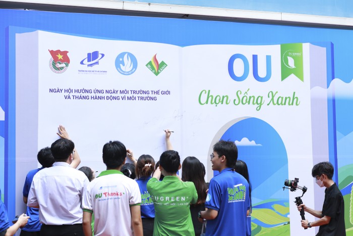 Sinh viên thực hiện check–in và ký tên tại khu vực “OU Chọn Sống Xanh”. Đây là một hành động thiết thực, nơi mỗi cá nhân cam kết cùng chung tay bảo vệ môi trường sống xanh, sạch, đẹp. 8.jpg