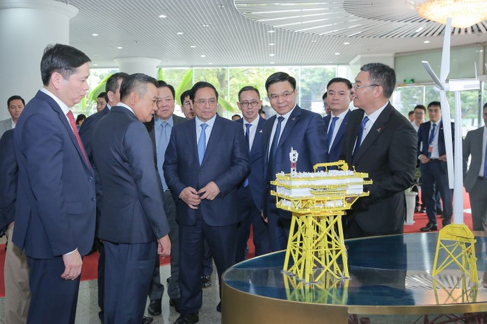 Lãnh đạo Petrovietnam giới thiệu với Thủ tướng Chính phủ Phạm Minh Chính về khả năng tham gia vào lĩnh vực điện gió ngoài khơi. 2-7.JPG