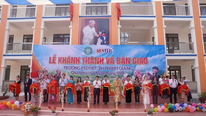 Hai công trình lớp học do Ngân hàng SHB trao tặng đã giúp ước mơ được dạy và học trong ngôi trường mới của thầy trò trở thành sự thật. Anh 1 (2).jpg