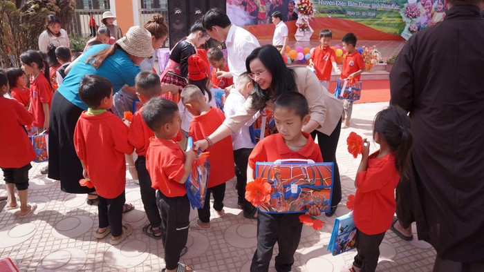 Tổng Giám đốc Ngô Thu Hà và đoàn cán bộ nhân viên SHB đã trao tặng 2.000 suất quà gồm cặp sách và đồ dùng học tập tới các em học sinh của hai trường. Anh 4.jpg