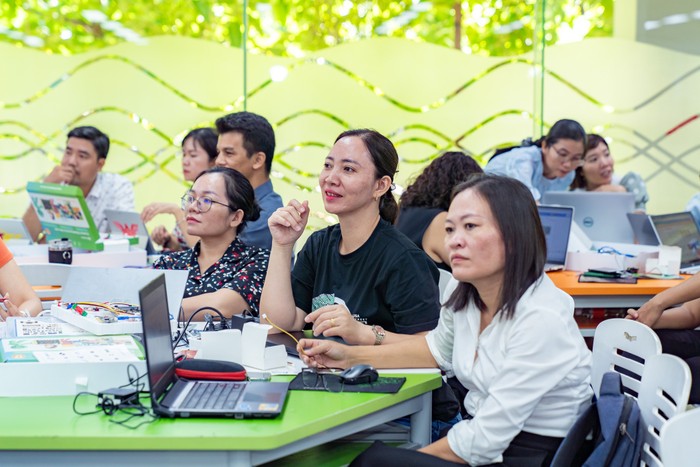 Giáo viên trung học phổ thông chăm chú lắng nghe chia sẻ về STEM. Anh 2.jpeg