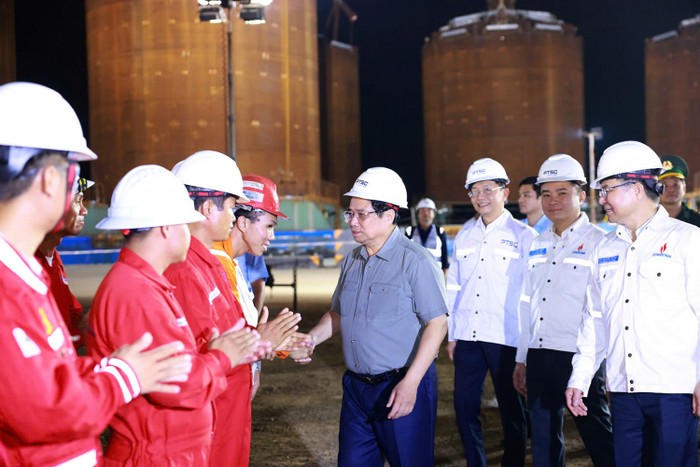 Thủ tướng Chính phủ Phạm Minh Chính cùng đoàn công tác thăm, động viên người lao động Dầu khí trên công trường chế tạo điện gió ngoài khơi của Petrovietnam/PTSC. 1 (30).jpg