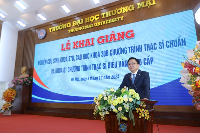 Phó Giáo sư, Tiến sĩ Nguyễn Hoàng – Phó Bí thư Đảng ủy, Hiệu trưởng Trường Đại học Thương mại phát biểu tại buổi lễ.