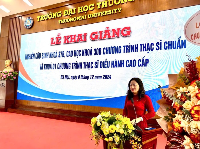 Phó Giáo sư, Tiến sĩ Nguyễn Thu Thủy – Viện trưởng Viện Đào tạo sau đại học công bố Quyết định công nhận trúng tuyển nghiên cứu sinh khóa 37B, cao học 30B chương trình chuẩn và thạc sĩ Điều hành cao cấp khoá 1.