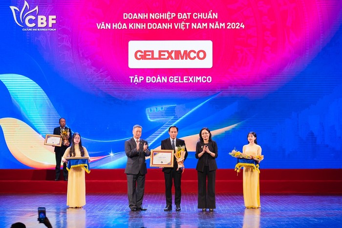 Ban tổ chức trao giải Doanh nghiệp đạt chuẩn Văn hóa Kinh doanh Việt Nam năm 2024 cho đại diện Tập đoàn Geleximco. anh.jpg