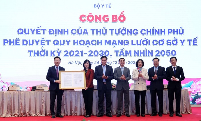 Phó Thủ tướng Lê Thành Long trao Quyết định của Thủ tướng Chính phủ phê duyệt Quy hoạch mạng lưới y tế cơ sở thời kỳ 2021-2030, tầm nhìn 2050. Ảnh: VGP/Đức Tuân Nhiều văn bản quy phạm pháp luật trong ngành y tế 'rất khó, lượng hóa không phải dễ'- Ảnh 5.