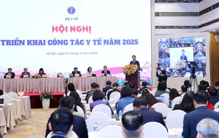 Phó Thủ tướng đề nghị các bộ, ngành, địa phương tiếp tục quan tâm, phối hợp chặt chẽ với ngành y tế, nhất là trong xây dựng, tổ chức thực hiện thể chế, chính sách y tế, bởi chăm sóc, bảo vệ sức khỏe nhân dân là sự nghiệp chung, chứ không chỉ của ngành y tế. Ảnh: VGP/Đức Tuân Nhiều văn bản quy phạm pháp luật trong ngành y tế 'rất khó, lượng hóa không phải dễ'- Ảnh 3.