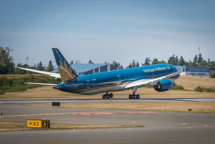 1. Trong các ngày 3, 5 và 6_1_2025, Vietnam Airlines sẽ đổi sang khai thác bằng tàu bay thân rộng Airbus A350 và Boeing 787 thay thế cho tàu bay thân hẹp Airbus A321 đưa, đón đội tuyển, hành khách và người hâm mộ đ.jpg