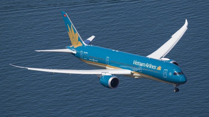 2. Với vai trò là Hãng HKQG, Vietnam Airlines tự hào đồng hành cùng thể thao Việt Nam và người hâm mộ tại các giải đấu quốc tế để mang vinh quang về cho đất nước..jpg