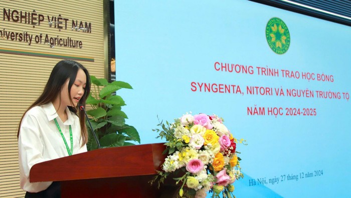 Sinh viên Nguyễn Hương Giang bày tỏ vinh dự và hạnh phúc khi được nhận học bổng.