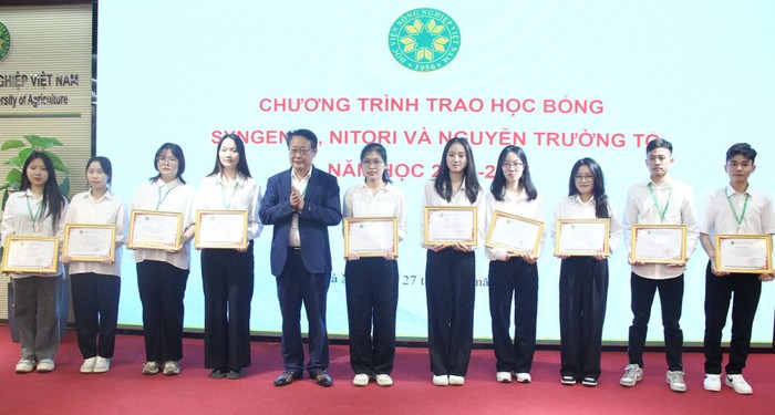 Ông Giang Trung Khoa - Trưởng Ban Công tác Chính trị và Công tác sinh viên Học viện Nông nghiệp Việt Nam trao học bổng cho các sinh viên.