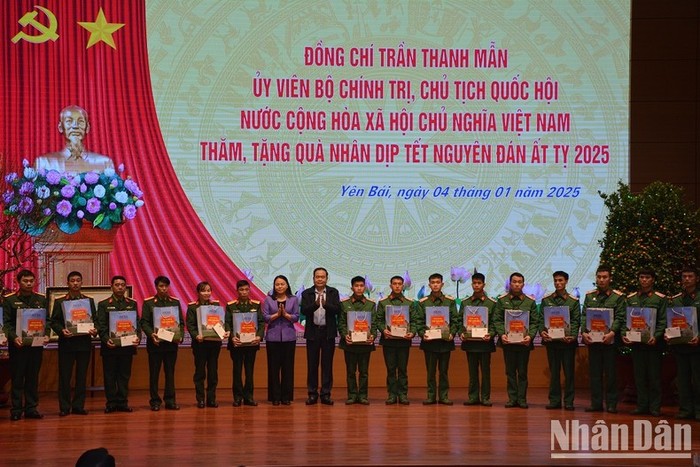 Chủ tịch Quốc hội tặng quà cho cán bộ chiến sĩ quân đội. (Ảnh: Thanh Sơn)