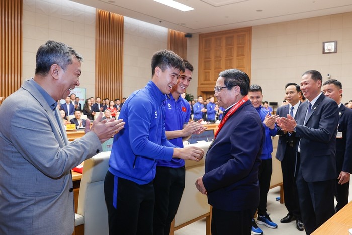 Thủ tướng chúc mừng đội tuyển Việt Nam vô địch AFF Cup 2024. Ảnh: VGP/Nhật Bắc